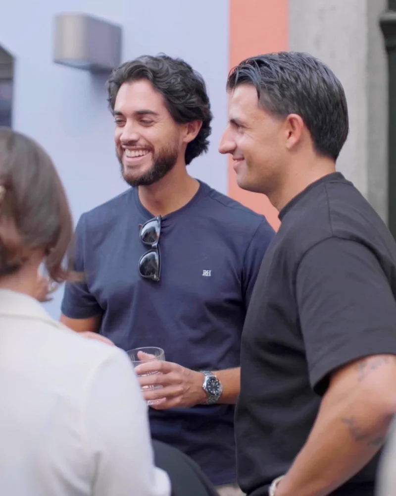Bruno y Dani charlando con miembros en la quedada de la comunidad en Zúrich