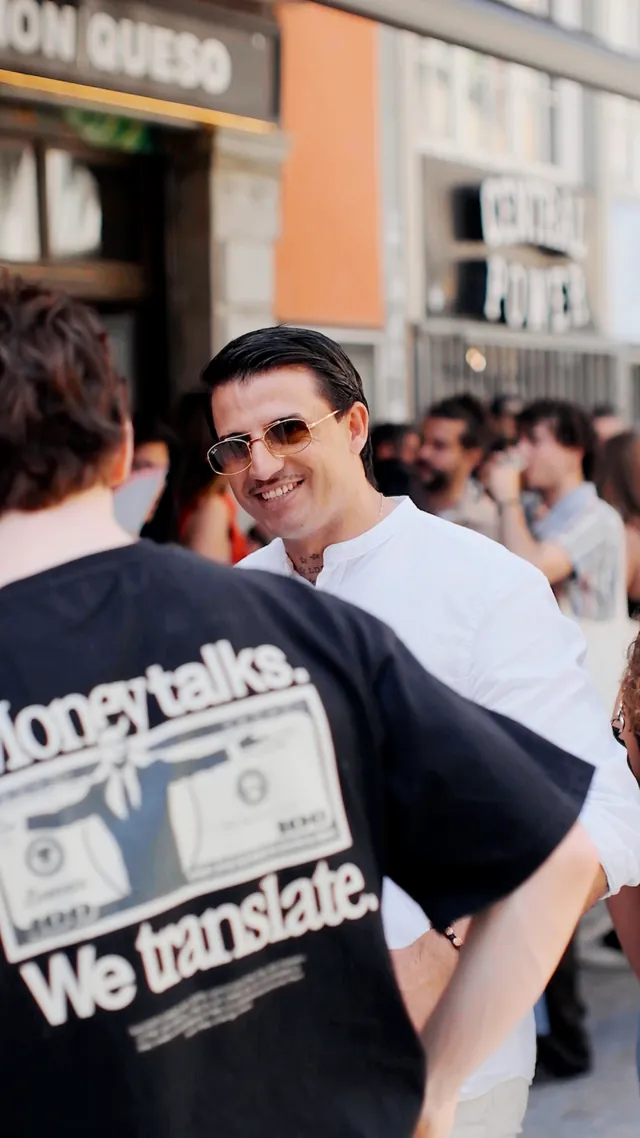 Dani, de Suiza en Español, charlando con la comunidad en el evento con Estrella Galicia