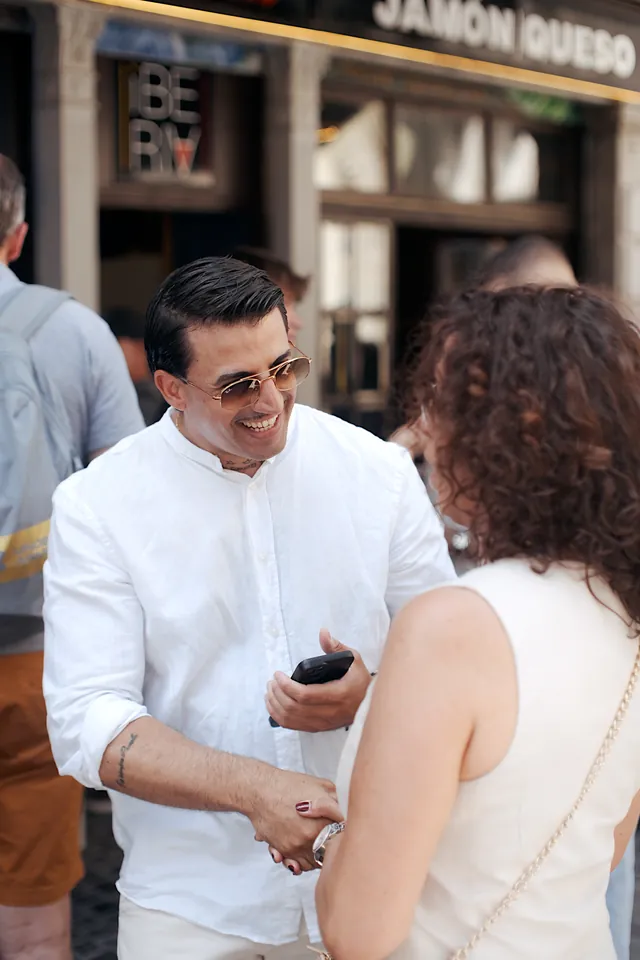 Dani conversando con asistentes a la quedada de la comunidad