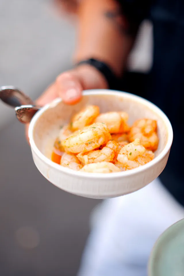 Tapas de gambas en la activación con Estrella Galicia