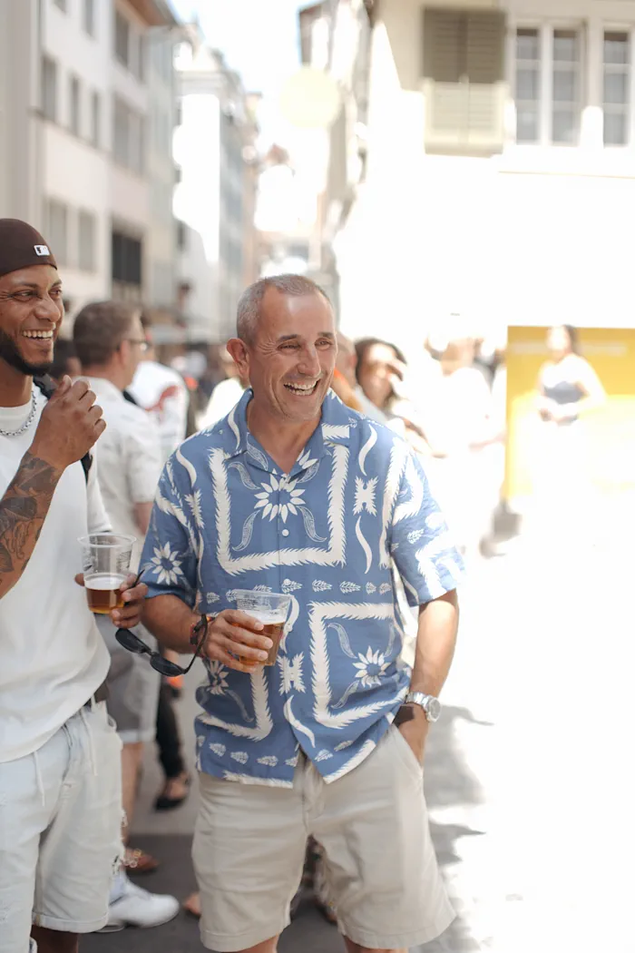 Grupo de la comunidad charlando con cervezas en la calle