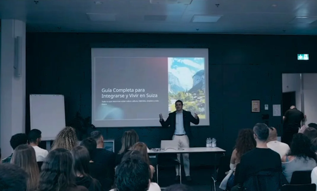Daniel Paniagua presentando