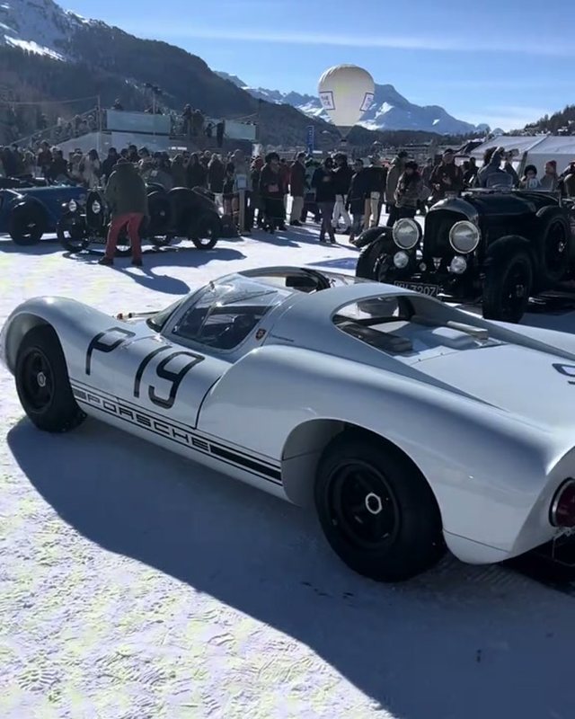 Voiture de collection sur le lac gelé de Saint-Moritz, The ICE 2026