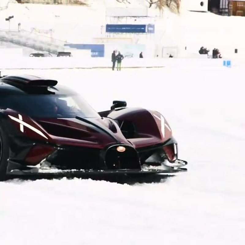 Une voiture de collection sur la glace à The ICE St. Moritz 2026
